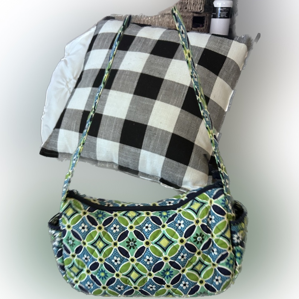 Vera Bradley Daisy Daisy pattern green and blue hand bag Maggie Purse Spring